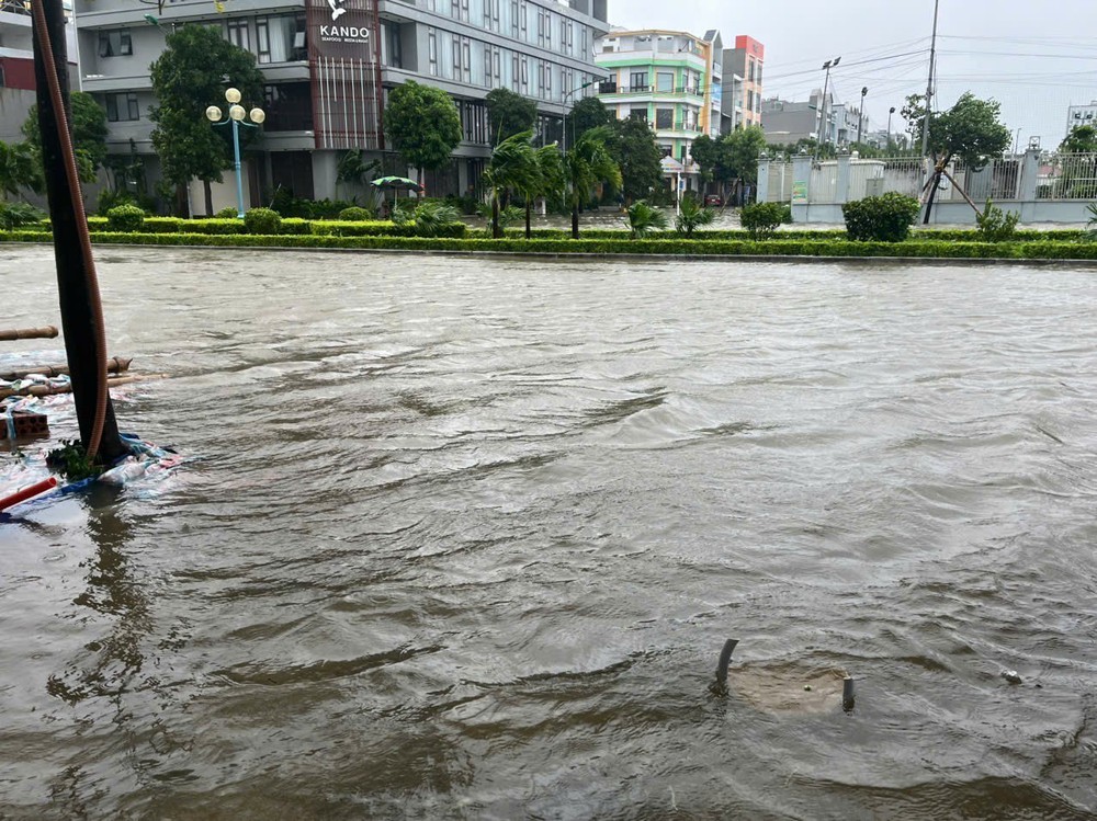Nhiều khu dân cư tại Thanh Hóa ngập sâu sau bão số 10 - Ảnh 8.
