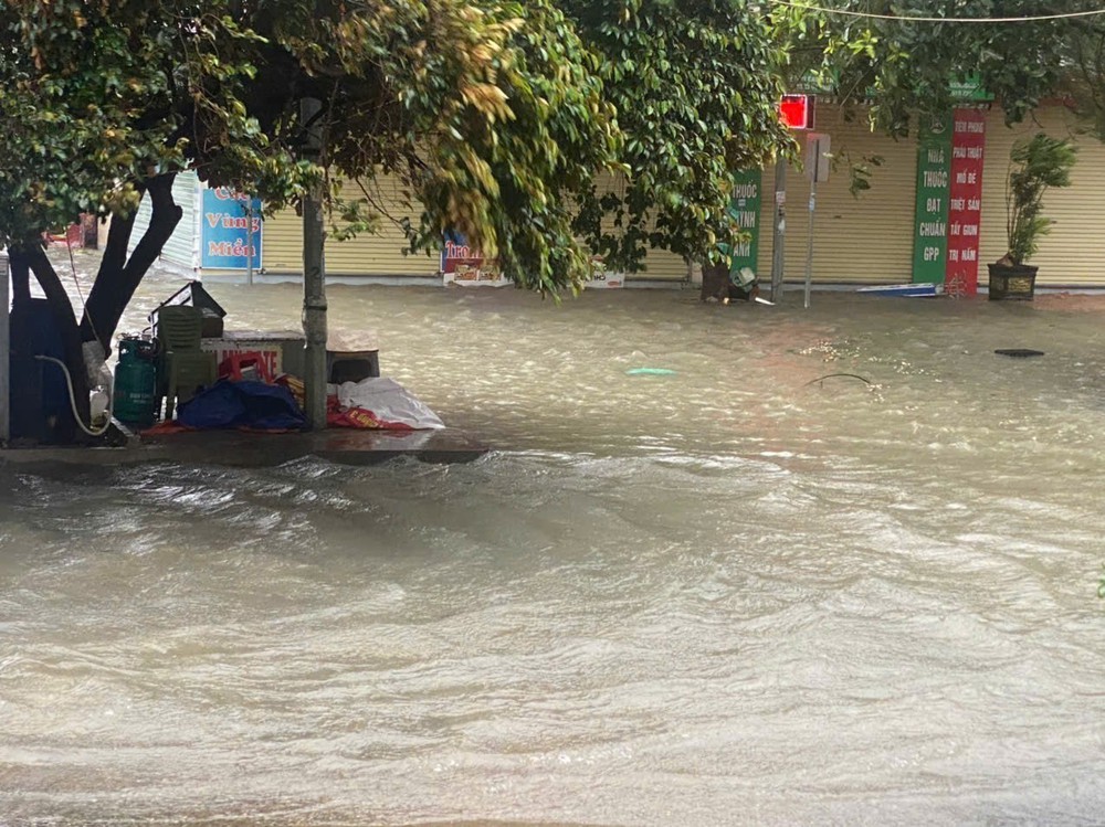 Nhiều khu dân cư tại Thanh Hóa ngập sâu sau bão số 10 - Ảnh 3.