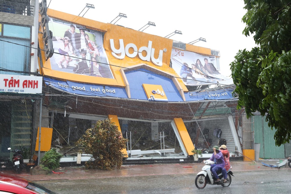 Bão số 10: Giông lốc và mưa bão khiến 27 người thương vong ở Ninh Bình - Ảnh 2.