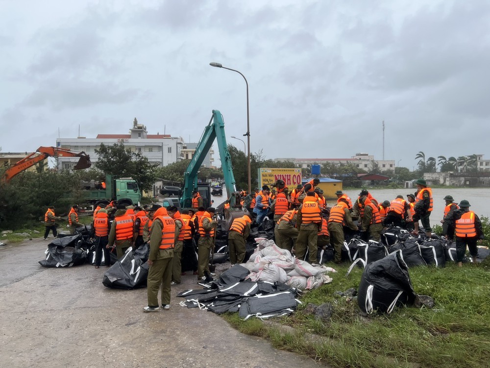 Bão số 10: Phó Thủ tướng Trần Hồng Hà kiểm tra việc khắc phục sự cố kè biển tại Ninh Bình - Ảnh 4.