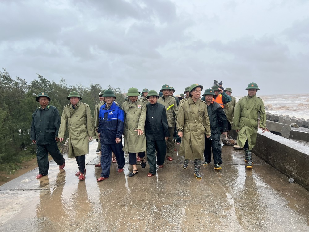 Bão số 10: Phó Thủ tướng Trần Hồng Hà kiểm tra việc khắc phục sự cố kè biển tại Ninh Bình - Ảnh 2.