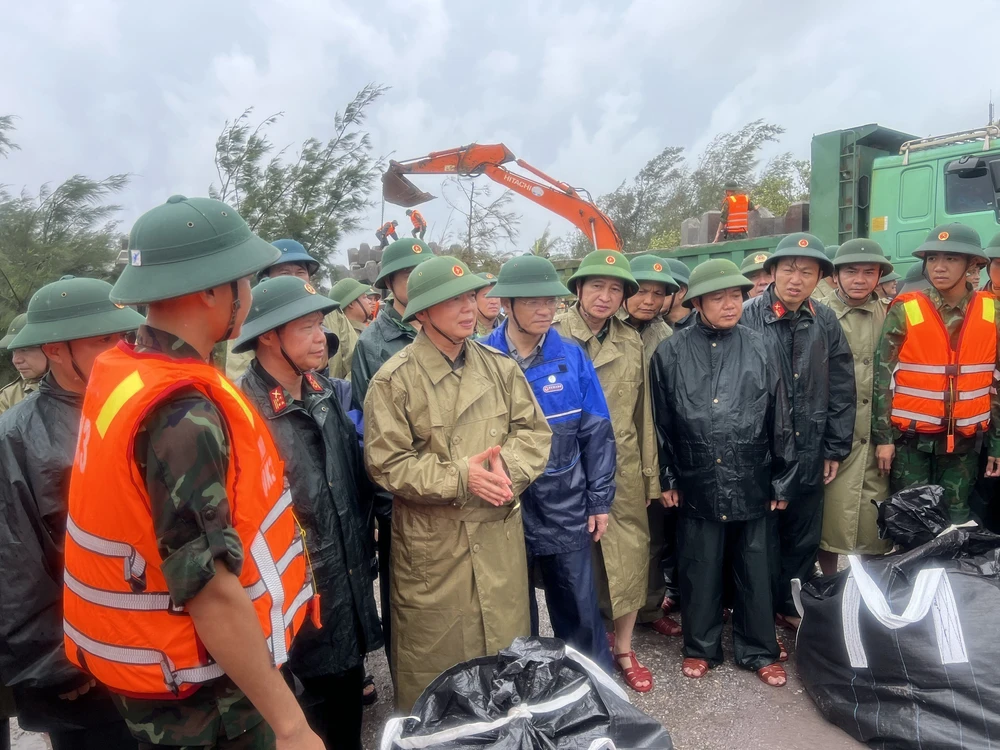Bão số 10: Phó Thủ tướng Trần Hồng Hà kiểm tra việc khắc phục sự cố kè biển tại Ninh Bình - Ảnh 3.