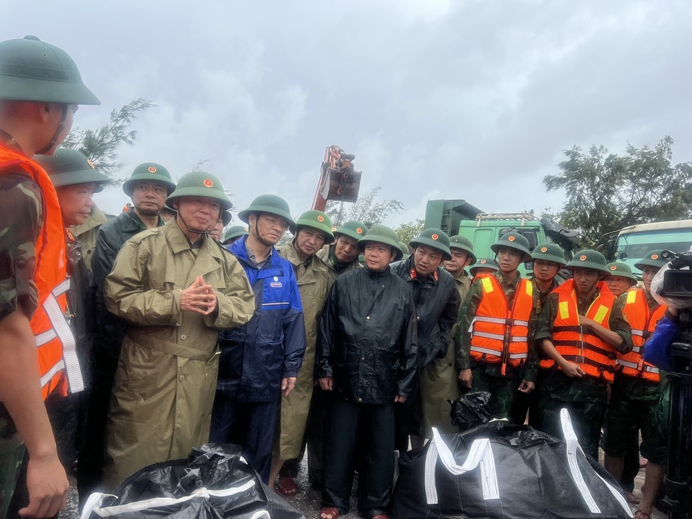 Bão số 10: Phó Thủ tướng Trần Hồng Hà kiểm tra việc khắc phục sự cố kè biển tại Ninh Bình - Ảnh 1.