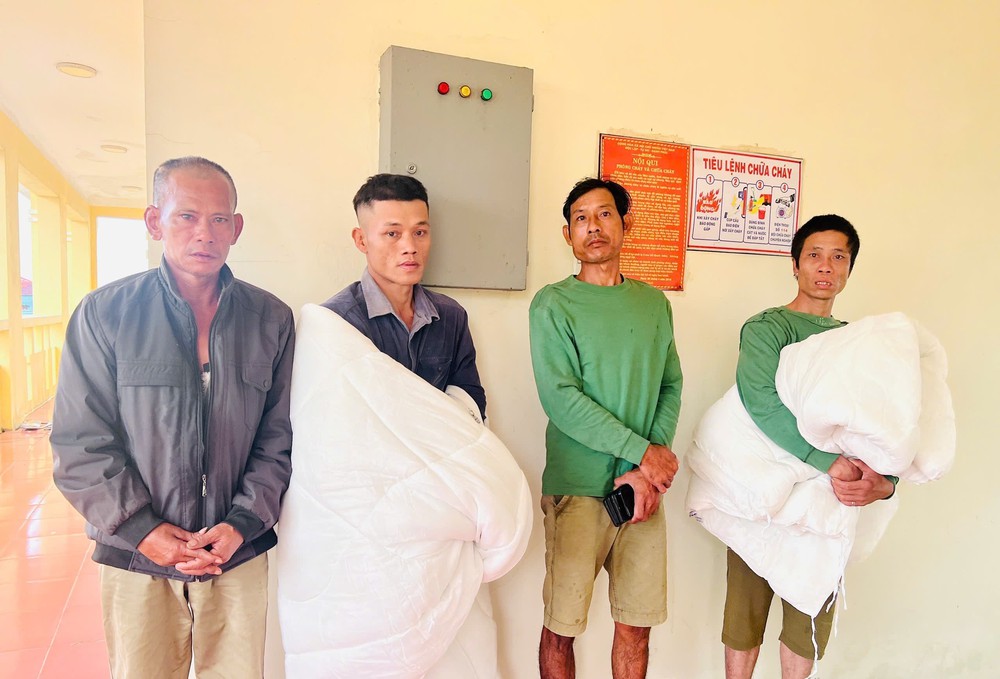Bão số 10: Nỗ lực tìm kiếm 9 ngư dân mất tích trên sông Gianh - Ảnh 2.