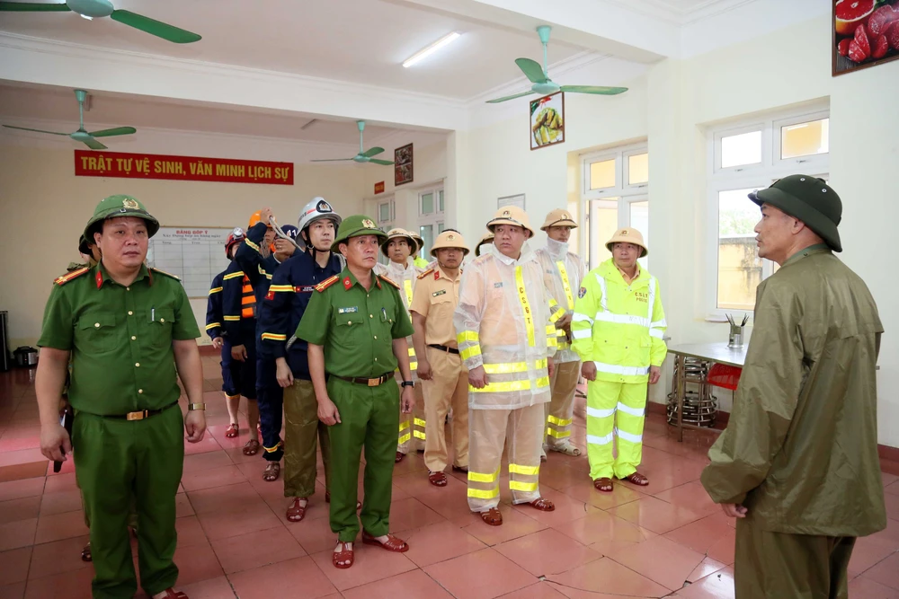 Quảng Trị: Tập trung tìm kiếm 9 thuyền viên mất tích trên 2 tàu cá bị chìm - Ảnh 6.