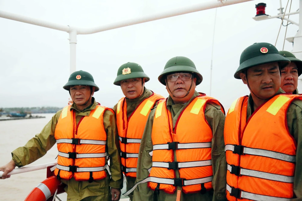 Quảng Trị: Tập trung tìm kiếm 9 thuyền viên mất tích trên 2 tàu cá bị chìm - Ảnh 2.