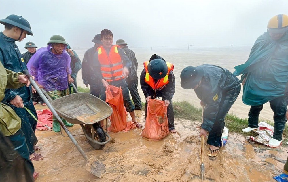 Bão số 10: Thanh Hóa huy động gần 300 người gia cố tuyến đê bảo vệ hơn 1.700 hộ dân - Ảnh 3.
