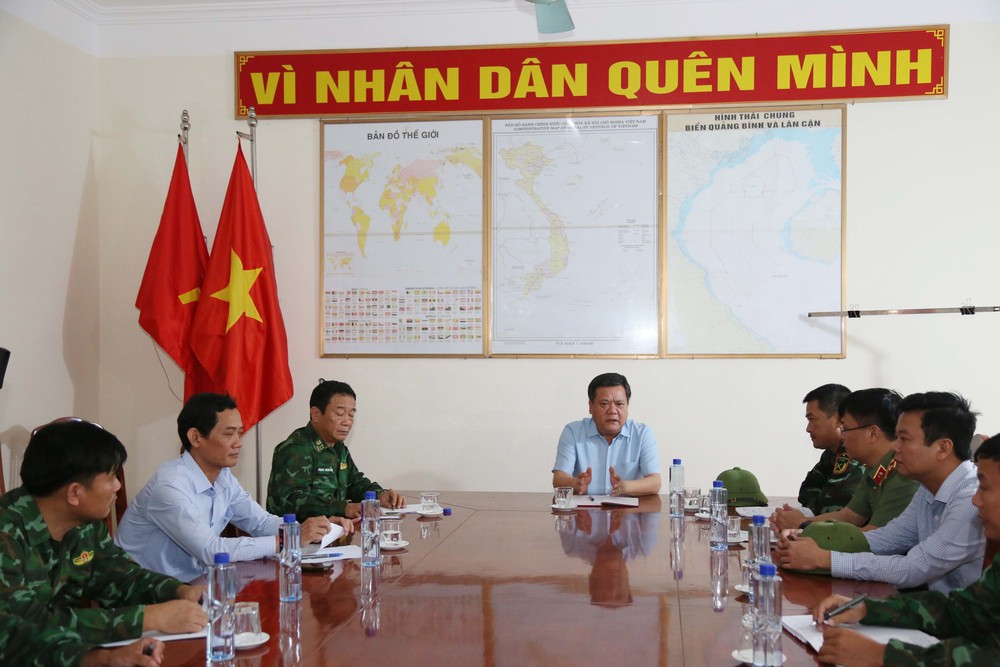 Xuyên đêm tìm kiếm 9 thuyền viên mất tích trên hai tàu cá bị chìm tại Quảng Trị - Ảnh 1.