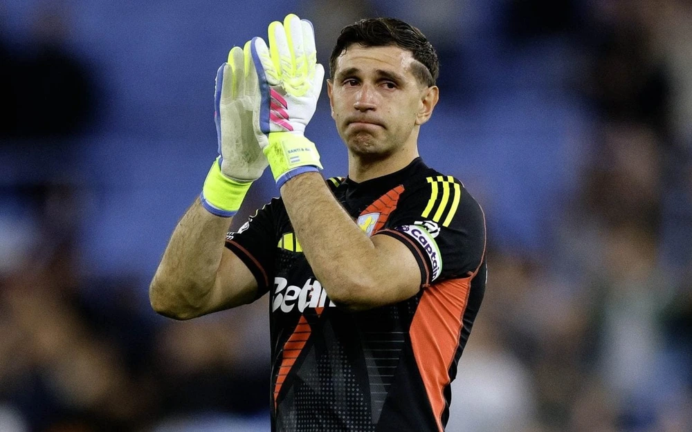 Emiliano Martinez tự hủy hoại bản thân lẫn đội bóng - Ảnh 1.