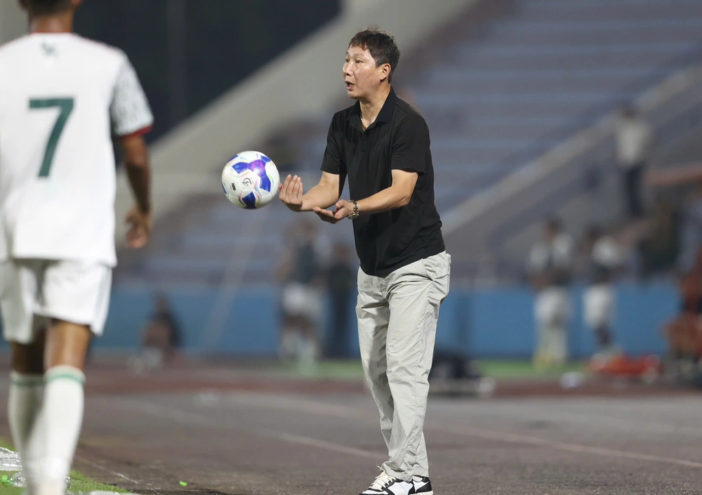 HLV Kim Sang Sik: ‘Tôi hài lòng với chiến thắng và tỷ số 2-0’ - Ảnh 1.