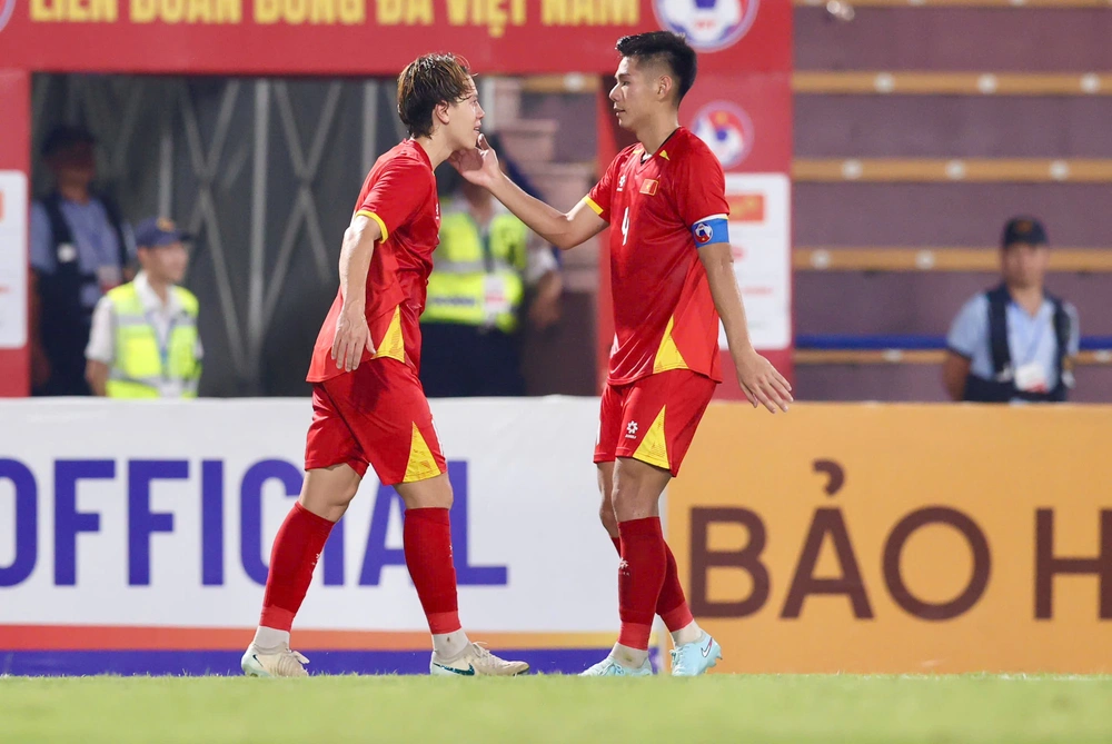 Viktor Lê ‘nghẹn ngào’ khi ghi bàn cho U23 Việt Nam, Hiểu Minh tiết lộ lời dặn của HLV Kim Sang Sik - Ảnh 1.