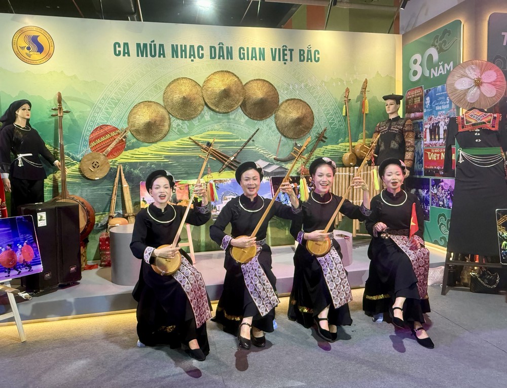 Triển lãm 80 năm thành tựu đất nước: 54 dân tộc Việt Nam – là cây một gốc, là con một nhà - Ảnh 3.
