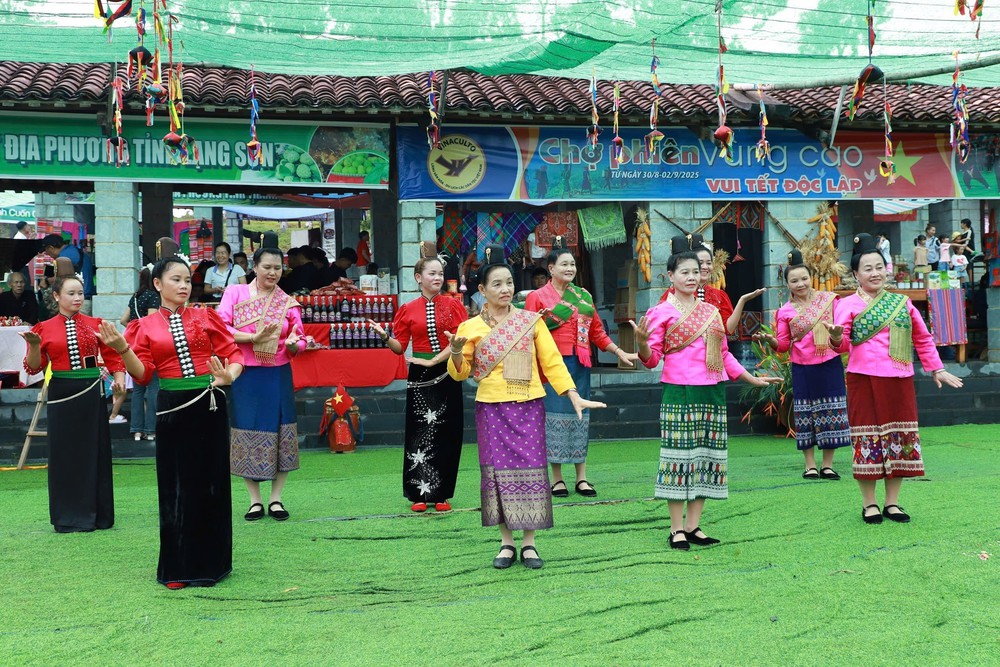 Triển lãm 80 năm thành tựu đất nước: 54 dân tộc Việt Nam – là cây một gốc, là con một nhà - Ảnh 6.