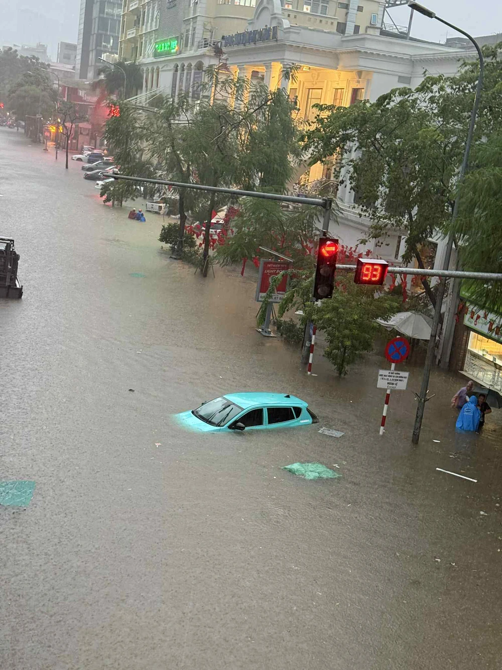 Việt Phủ Thành Chương ngập trong biển nước khiến nhiều người lo lắng - Ảnh 6.