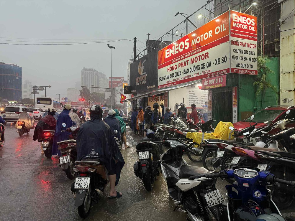 Giao thông Hà Nội tê liệt vì ảnh hưởng bão số 10, nhiều tuyến phố chìm trong biển nước  - Ảnh 14.