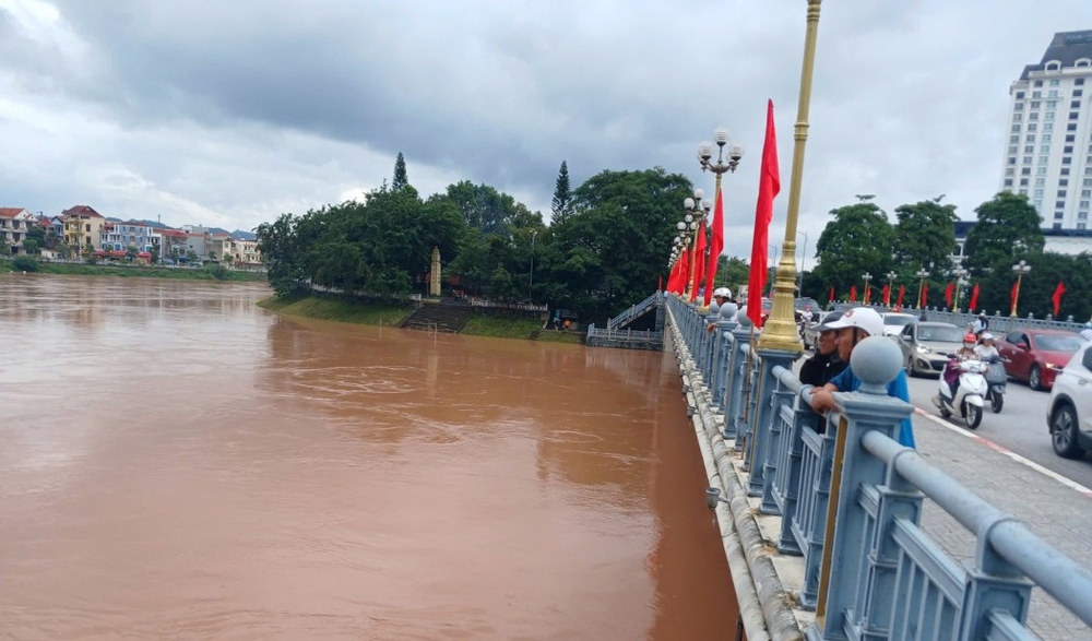 Nhiều tỉnh thành Bắc Bộ ngập sâu bởi ảnh hưởng của bão số 10 - Ảnh 23.