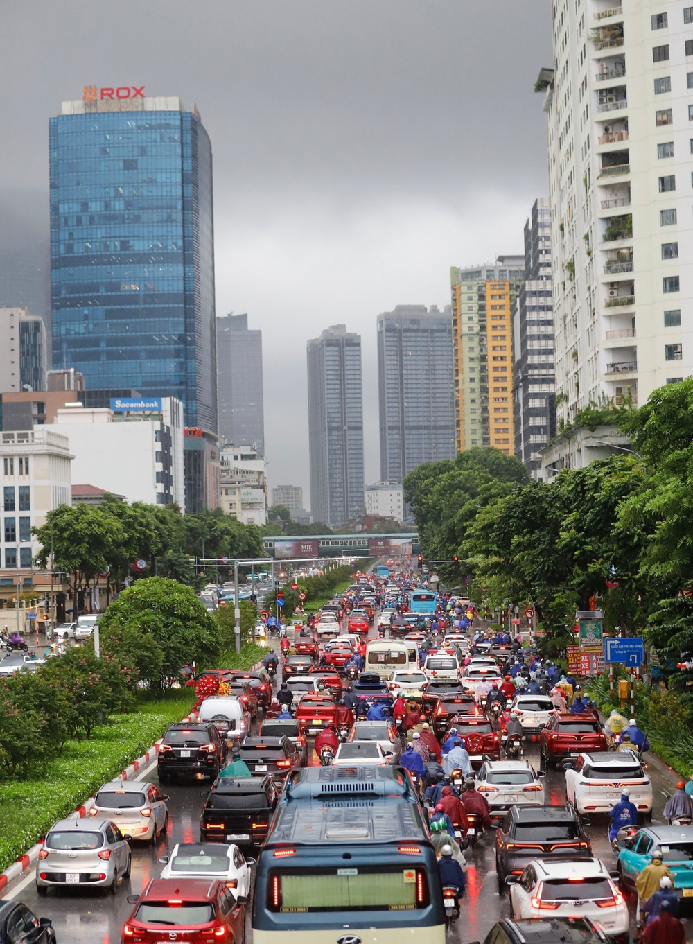 Giao thông Hà Nội tê liệt vì ảnh hưởng bão số 10, nhiều tuyến phố chìm trong biển nước  - Ảnh 10.