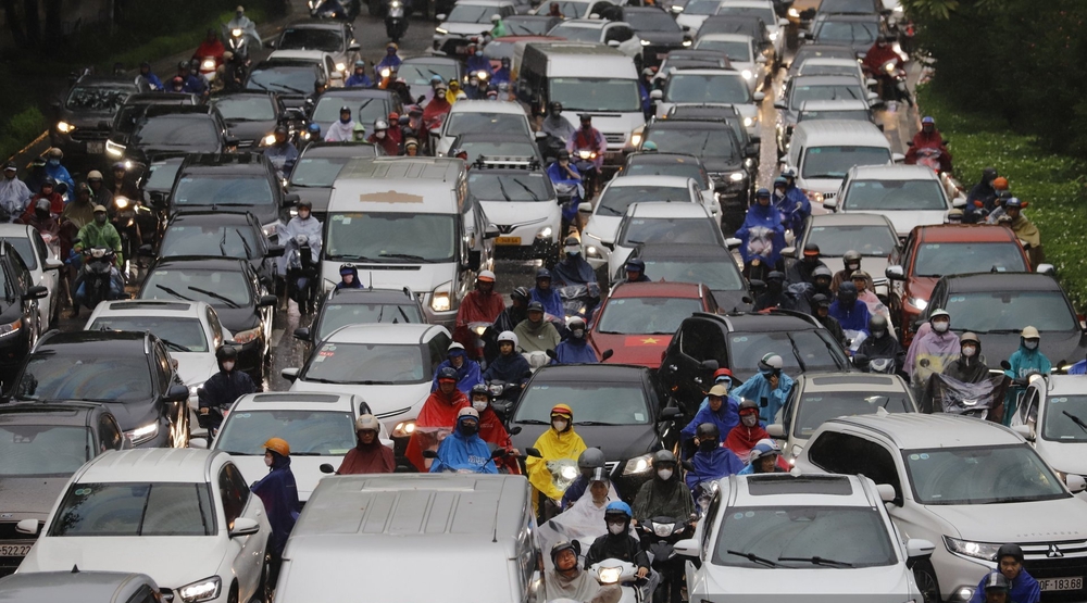 Giao thông Hà Nội tê liệt vì ảnh hưởng bão số 10, nhiều tuyến phố chìm trong biển nước  - Ảnh 9.