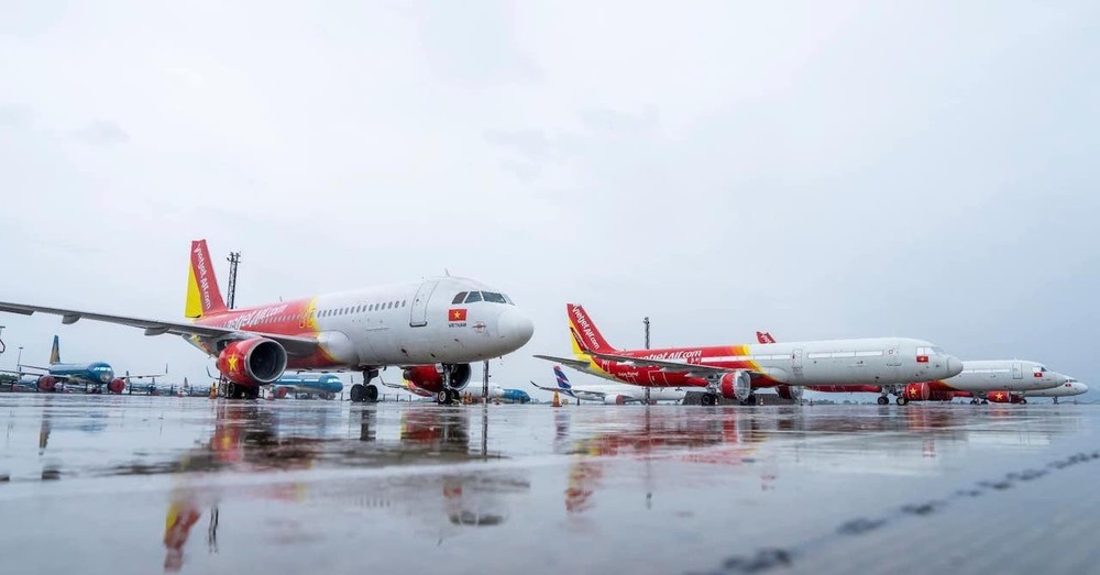 Ảnh hưởng bão số 10: Nhiều chuyến bay phải đổi hướng hạ cánh - Ảnh 2.
