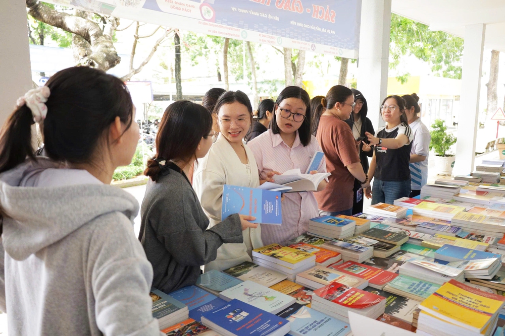 Học cách check-in thư viện và bảo tàng - Ảnh 3.