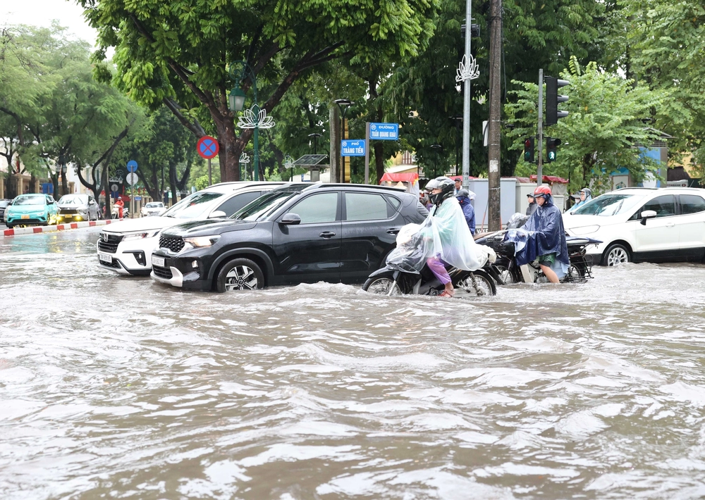 Dự báo thời tiết ngày 1/10: Mưa dông nhiều nơi, cần chủ động ứng phó với thời tiết nguy hiểm - Ảnh 1.