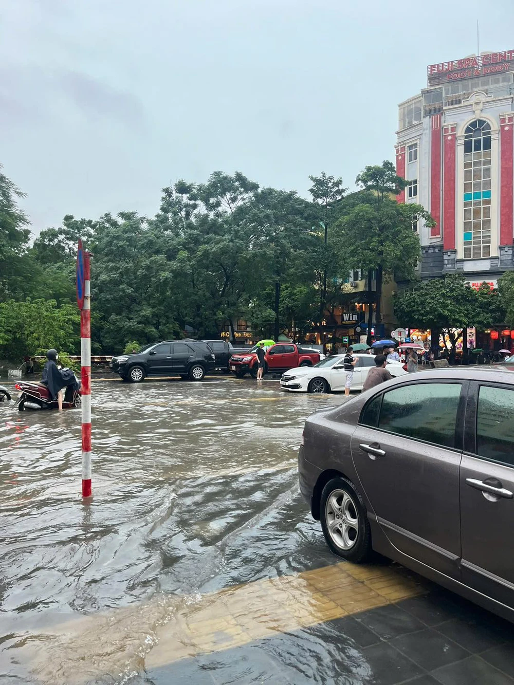 Giao thông Hà Nội tê liệt vì ảnh hưởng bão số 10, nhiều tuyến phố chìm trong biển nước  - Ảnh 11.