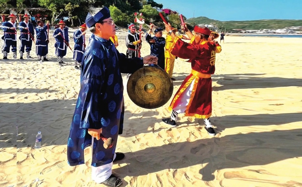 Phát huy giá trị lễ hội truyền thống tiêu biểu phục vụ phát triển du lịch - Ảnh 1.