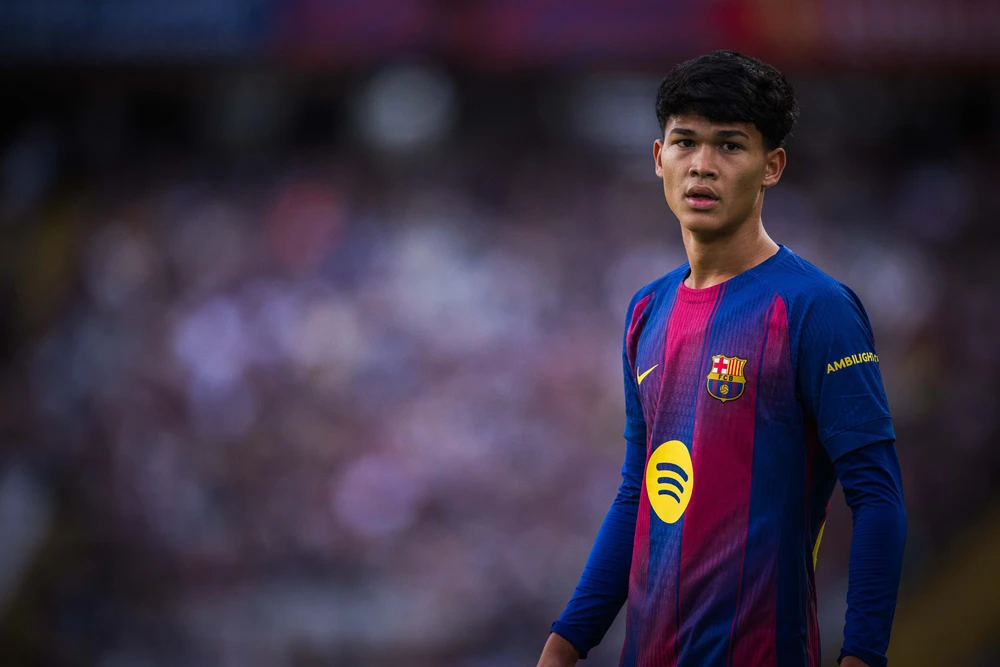 Thăng tiến thần tốc, cầu thủ 17 tuổi gốc Đông Nam Á thi đấu cho Barcelona ở La Liga - Ảnh 1.