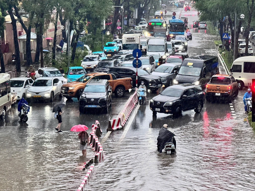 Giao thông Hà Nội tê liệt vì ảnh hưởng bão số 10, nhiều tuyến phố chìm trong biển nước  - Ảnh 3.