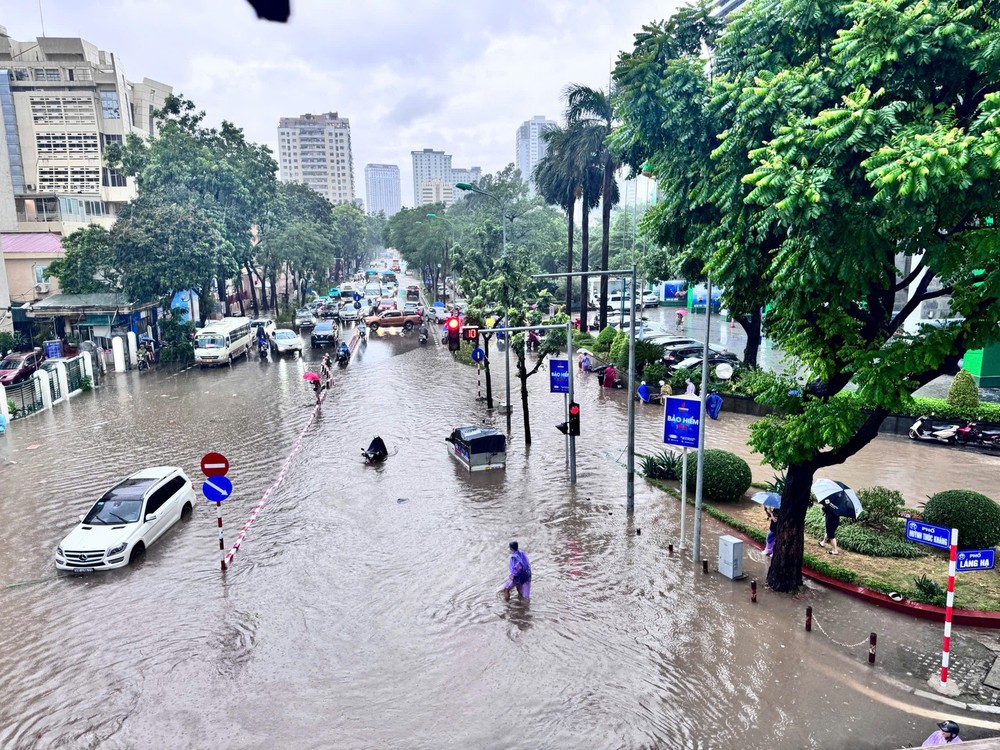 Giao thông Hà Nội tê liệt vì ảnh hưởng bão số 10, nhiều tuyến phố chìm trong biển nước  - Ảnh 7.