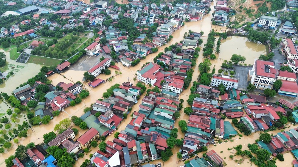 Thủ tướng Phạm Minh Chính chia buồn, chia sẻ với gia đình, địa phương bị thiệt hại do bão số 10 - Ảnh 4.