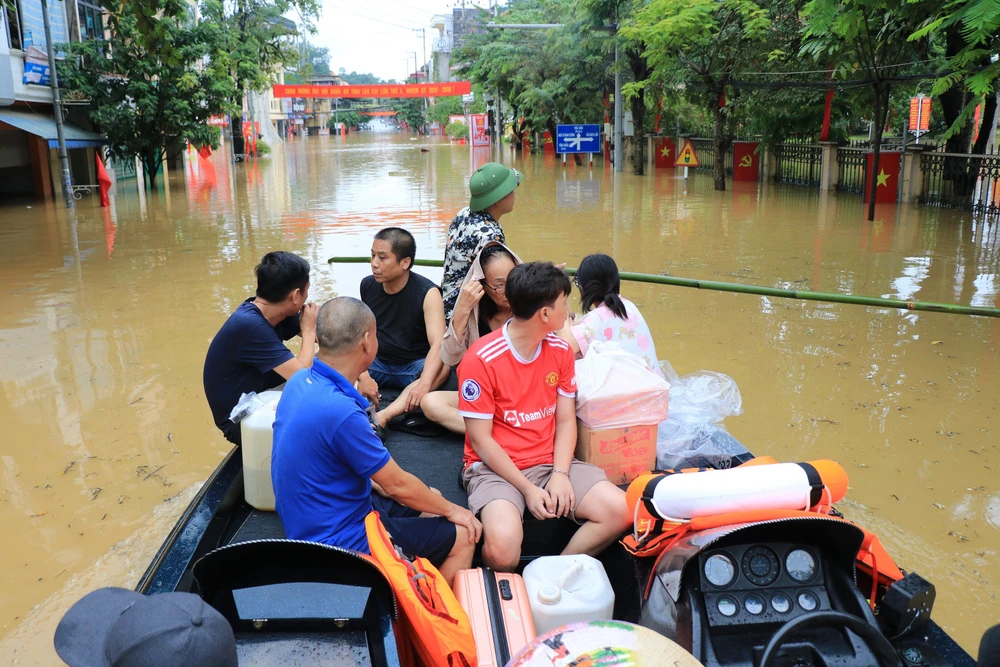 Tình hình bão số 10 tính đến 13h ngày 30/9 - Ảnh 2.