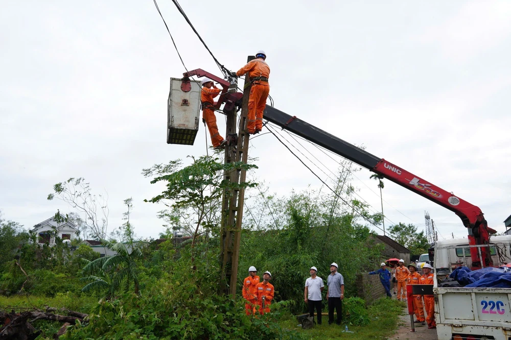 Ảnh hưởng bão số 10: Nhiều địa phương bị thiệt hại nặng - Ảnh 2.
