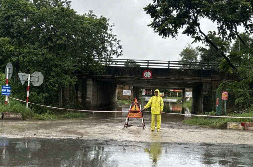 Hà Nội: 82 điểm ngập úng, huy động tối đa lực lượng tiêu thoát nước - Ảnh 1.
