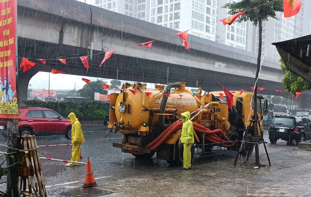 Ảnh hưởng bão số 10: Hà Nội mưa lớn, lệnh báo động lũ sông Tích, sông Bùi - Ảnh 1.