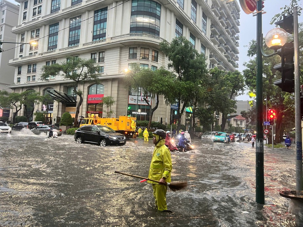 Ảnh hưởng bão số 10: Hà Nội mưa lớn kéo dài, nhiều nơi úng ngập, giao thông khó khăn - Ảnh 1.