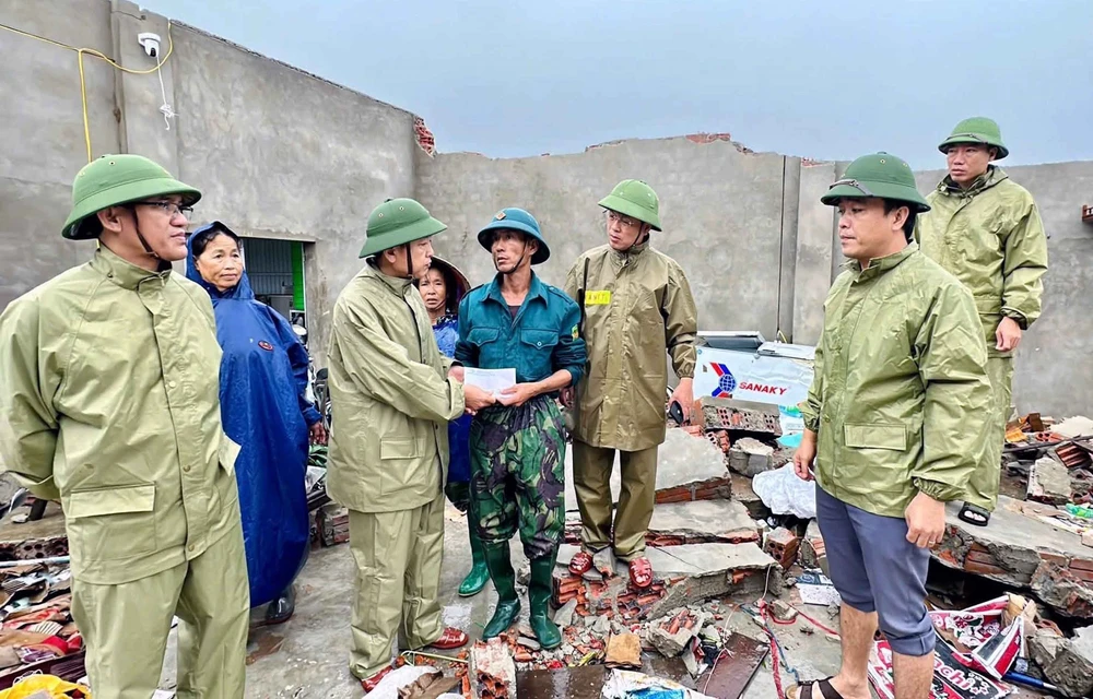 Thủ tướng Phạm Minh Chính chia buồn, chia sẻ với gia đình, địa phương bị thiệt hại do bão số 10 - Ảnh 1.