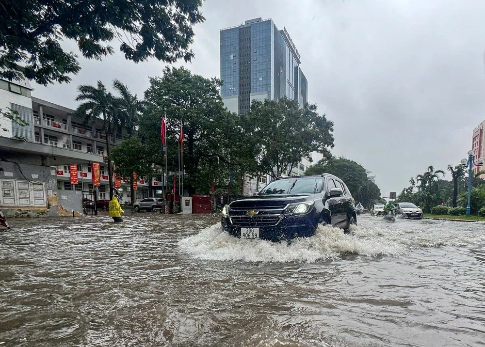 Mưa lớn kéo dài, Hà Nội lại ngập nhiều nơi - Ảnh 5.