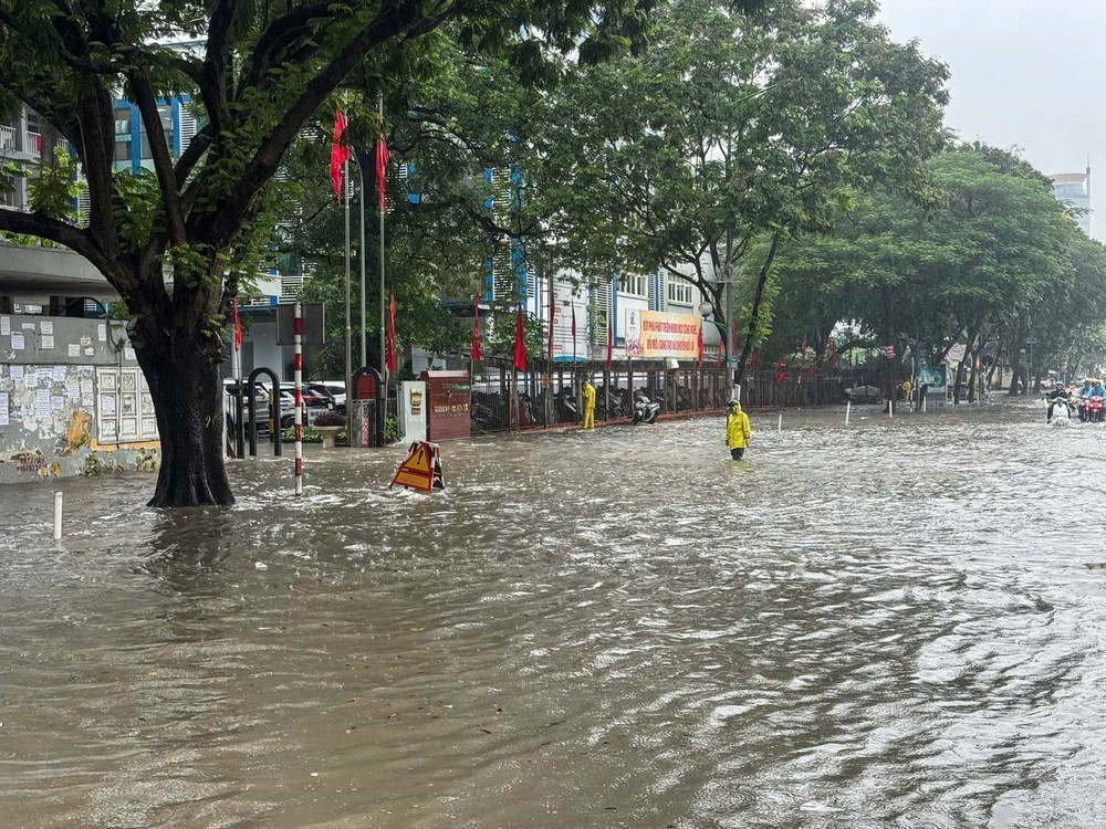 Mưa lớn kéo dài, Hà Nội lại ngập nhiều nơi - Ảnh 6.