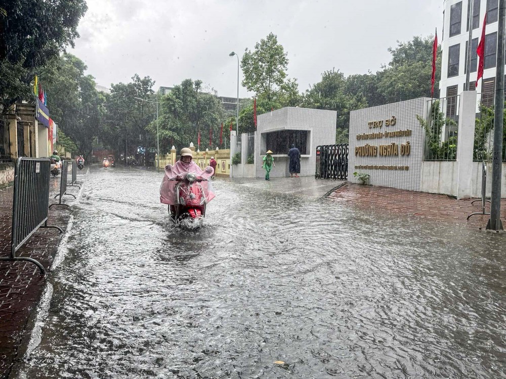 Mưa lớn kéo dài, Hà Nội lại ngập nhiều nơi - Ảnh 10.