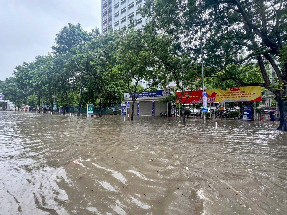 Mưa lớn kéo dài, Hà Nội lại ngập nhiều nơi - Ảnh 9.