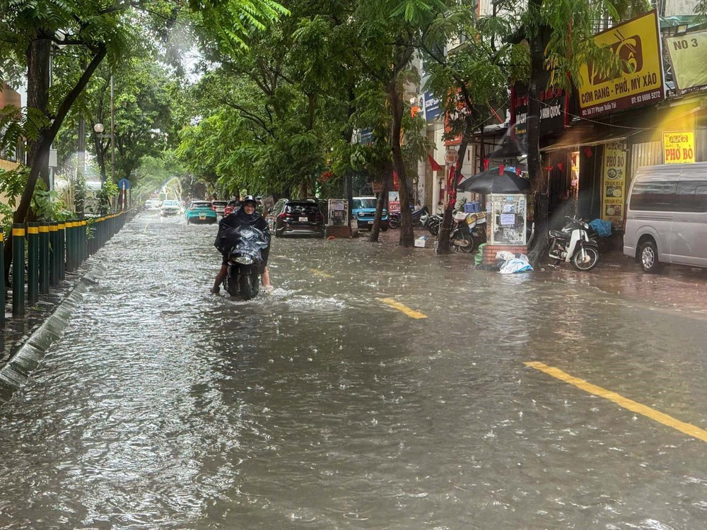 Mưa lớn kéo dài, Hà Nội lại ngập nhiều nơi - Ảnh 1.