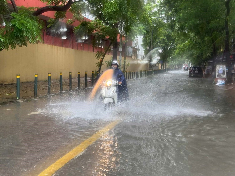 Mưa lớn kéo dài, Hà Nội lại ngập nhiều nơi - Ảnh 3.