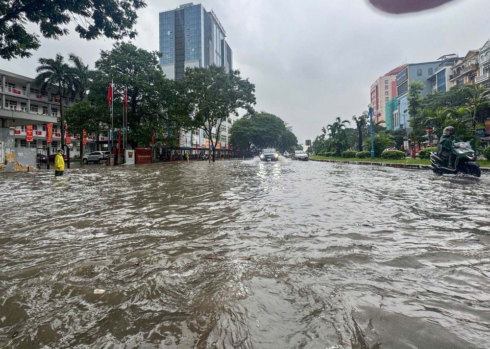Mưa lớn kéo dài, Hà Nội lại ngập nhiều nơi - Ảnh 8.