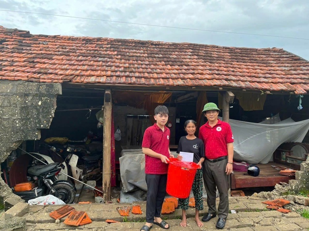Khẩn trương xử lý sự cố đê điều, đảm bảo an toàn chống lũ, bão sau bão số 10 - Ảnh 2.
