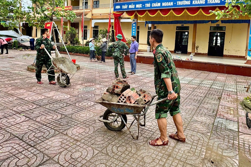 Các lực lượng &quot;căng mình&quot; cứu hộ, giúp dân khắc phục hậu quả - Ảnh 4.