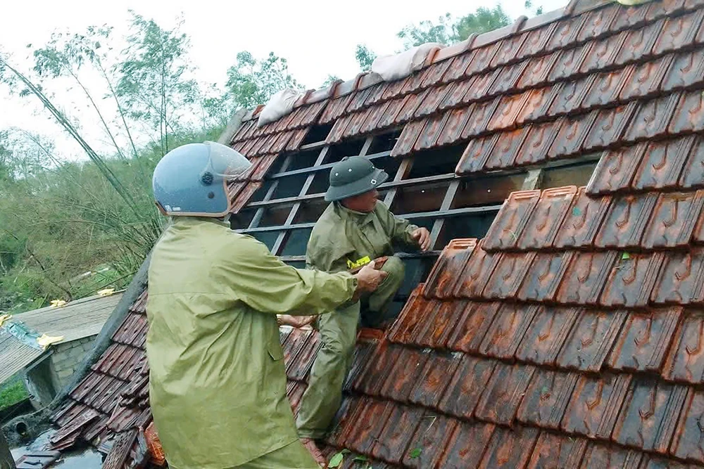 Ảnh hưởng bão số 10: Chung tay khắc phục hậu quả bão lũ - Ảnh 1.
