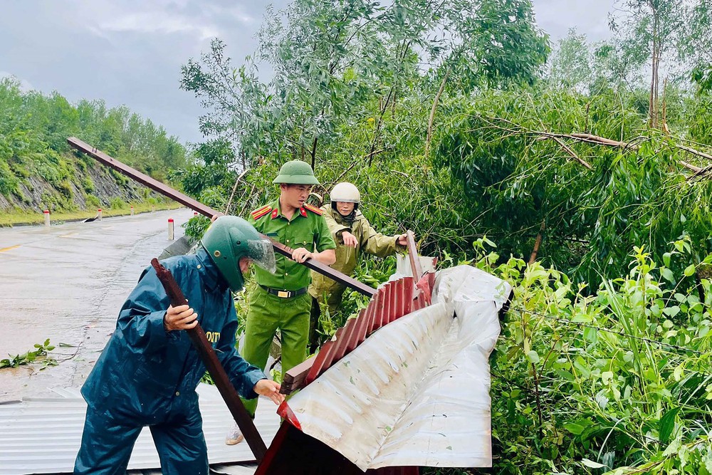 Các lực lượng &quot;căng mình&quot; cứu hộ, giúp dân khắc phục hậu quả - Ảnh 3.