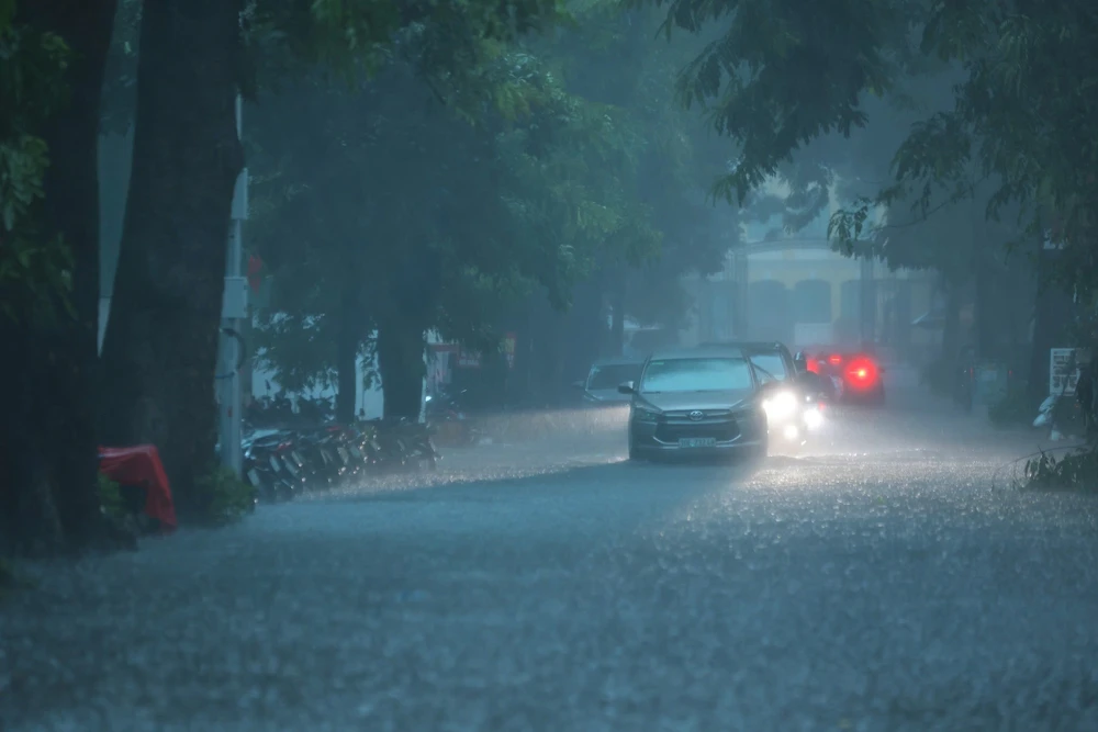 Mưa lớn dồn dập kéo dài tiếp tục nhấn chìm nhiều tuyến phố ở Hà Nội - Ảnh 6.