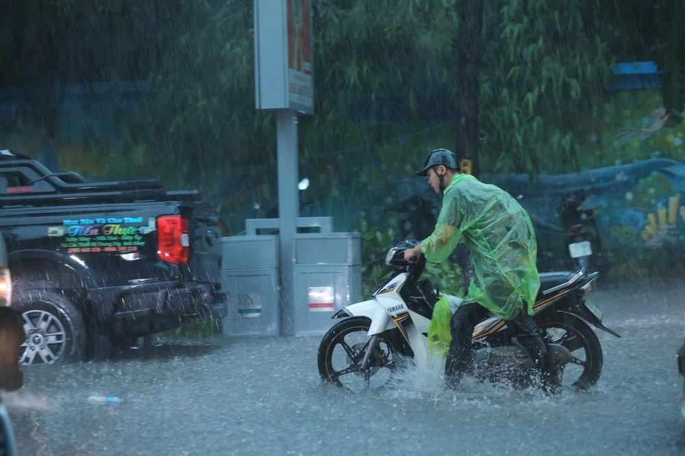 Mưa lớn dồn dập kéo dài tiếp tục nhấn chìm nhiều tuyến phố ở Hà Nội - Ảnh 13.